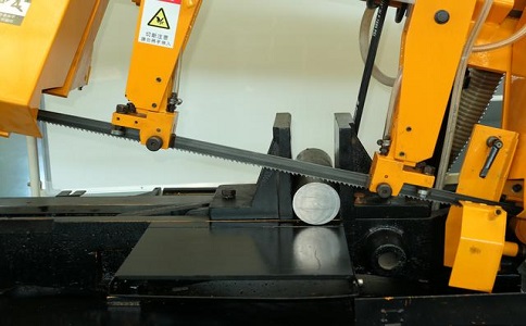 炉霍数控带锯床自动送料精度会出现偏差吗？