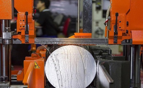 炉霍立式金属带锯床切削出现跑带故障解决方法！